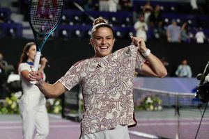 Maria Sakkari gana partido y festeja con playera del Tri en Guadalajara
