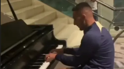 Sebastián Cáceres sorprende con su habilidad musical en su llegada a San Luis