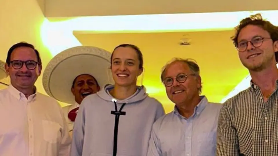 Iga Swiatek llega a Cancún a ritmo de mariachi para disputar WTA Finals