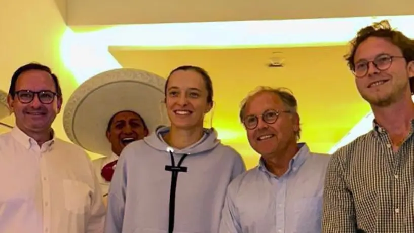 Iga Swiatek llega a Cancún a ritmo de mariachi para disputar WTA Finals