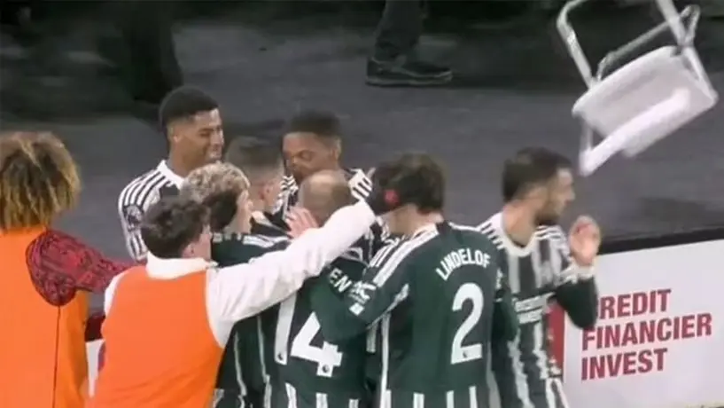 Jugadores del Manchester United casi son impactados con una silla durante festejo de gol