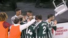 Jugadores del Manchester United casi son impactados con una silla durante festejo de gol