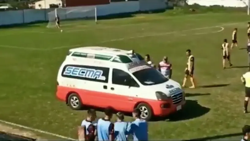 Ambulancia interrumpe un partido en el futbol juvenil de Paraguay