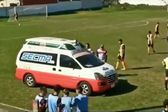 Ambulancia interrumpe un partido en el futbol juvenil de Paraguay