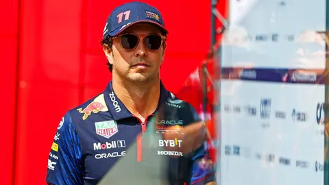 Checo Pérez: Aerolínea internacional se burla del mexicano tras su bajo rendimiento