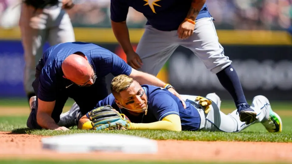 MLB: Isaac Paredes sale lesionado tras duro choque en el Rays vs Mariners