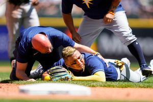 MLB: Isaac Paredes sale lesionado tras duro choque en el Rays vs Mariners