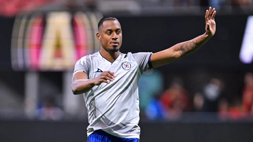 Willer Ditta, jugador de Cruz Azul, celebra el Grito de Independencia