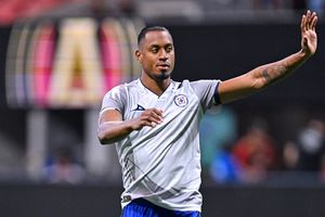 Willer Ditta, jugador de Cruz Azul, celebra el Grito de Independencia