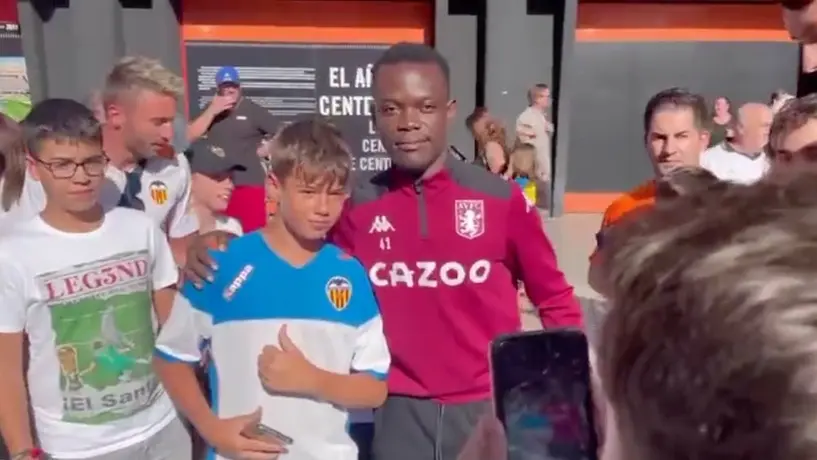 Aficionado del Aston Villa se convierte en 'jugador' por un día tras confusión