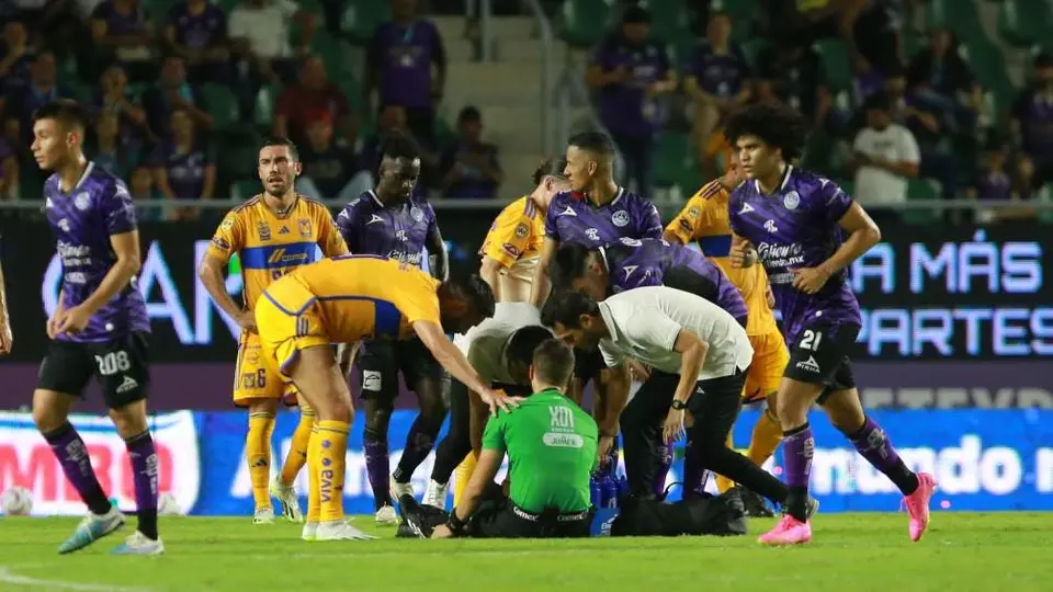 ¿Qué pasó, profe? Juego de Mazatlán y Tigres se detuvo por lesión del árbitro