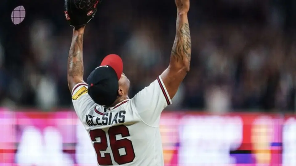 Bravos remontan diferencia de seis carreras y vencen a los Cubs