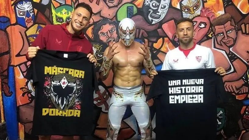 Papu Gómez y Lucas Ocampos se sumergen en la cultura de la lucha libre mexicana