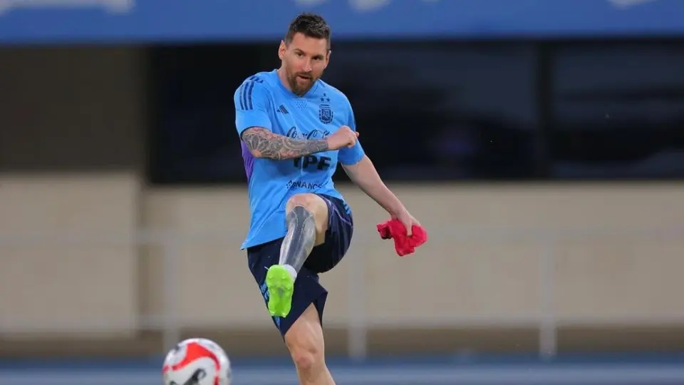 ¡El golazo qué pudo ser! Messi puso a temblar a Paraguay al intentar un gol olímpico