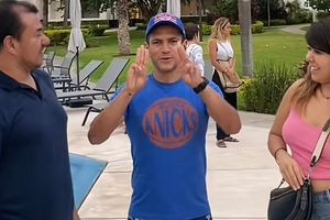 Jaime Lozano diciendo "Nos vemos en 2026" en lenguaje de señas