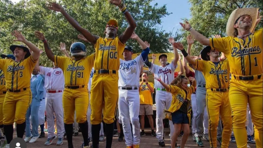 ¡Beisbol dance! Savannah Bananas, el equipo que revoluciona el deporte con bailes en el diamante | INSTAGRAM: @thesavbananas