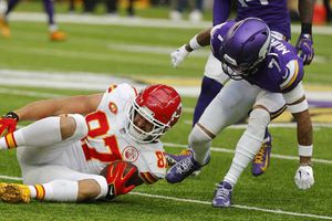 Travis Kelce sufrió una lesión en el partido ante Minnesota