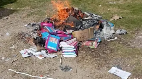 Queman libros de texto en Chiapas; alegan contenido "comunista" y "del diablo"