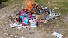Queman libros de texto en Chiapas; alegan contenido "comunista" y "del diablo"