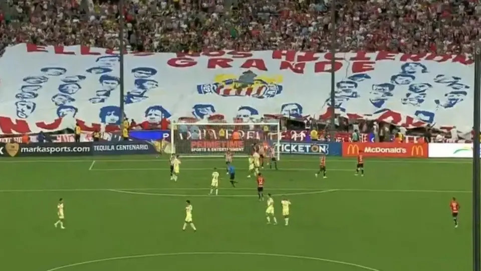 Afición de Chivas lanza tifo al América: "Ellos nos hicieron grandes, no una televisora"