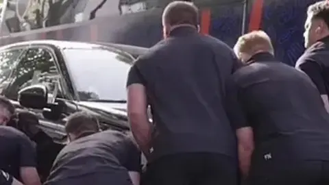 All Blacks levantan un auto de tres toneladas para despejar el camino de su autobús