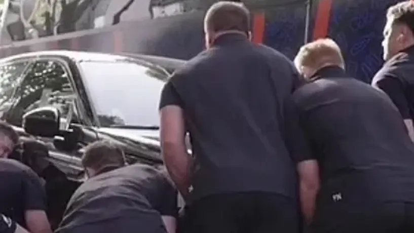 All Blacks levantan un auto de tres toneladas para despejar el camino de su autobús