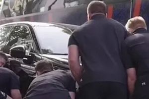 All Blacks levantan un auto de tres toneladas para despejar el camino de su autobús