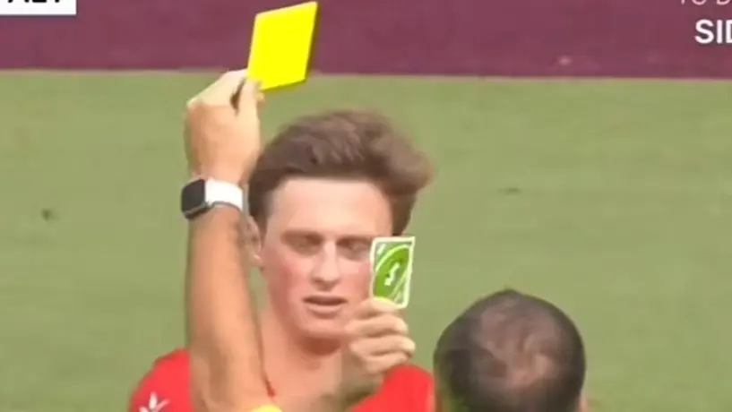 ¡Reversa! Árbitro amonesta a jugador en partido pero el futbolista le muestra una tarjeta especial