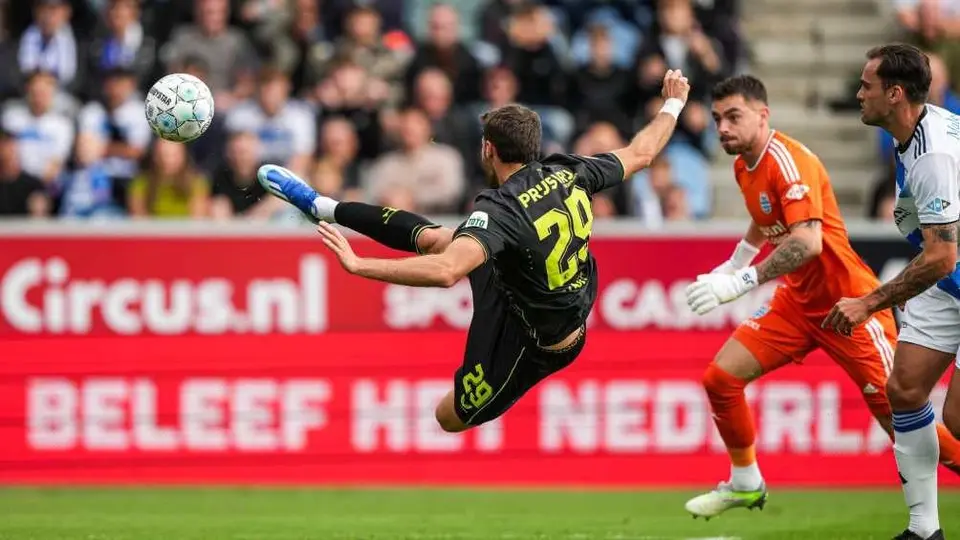 Santiago Giménez se encuentra entre los 10 mejores jugadores del mundo
