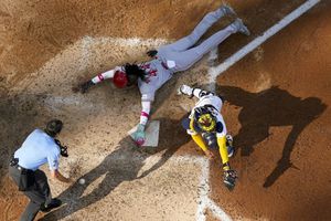 ¡Hace historia! Elly De La Cruz se robó tres bases en un inning y rompe récord en la MLB
