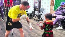 Canelo Álvarez comparte emotivo momento con su hijo previo a su pelea contra Jermell Charlo