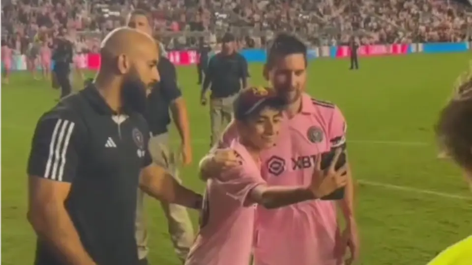 Guardaespaldas de Messi evitó que aficionado tuviera un abrazo de Lionel