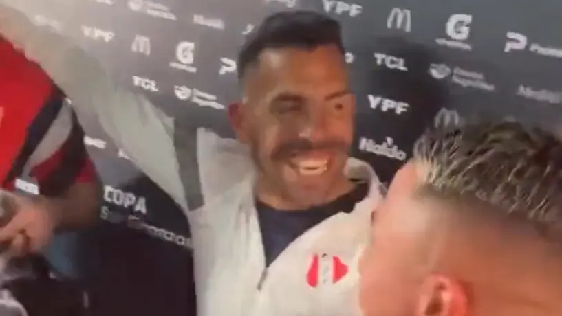 Jugadores de Independiente interrumpen entrevista de Carlos Tevez para festejar victoria