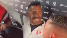 Jugadores de Independiente interrumpen entrevista de Carlos Tevez para festejar victoria