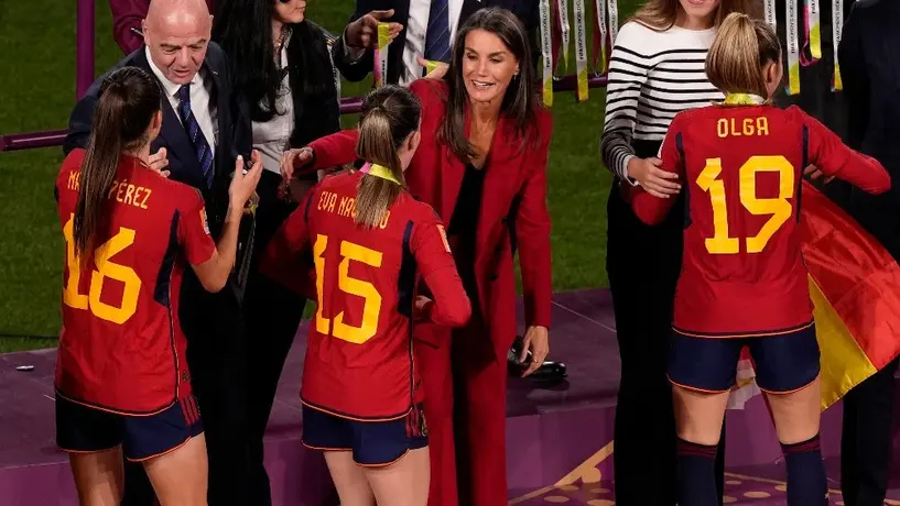 Reina Letizia celebra gol de Carmona en las gradas y el título de España en la cancha