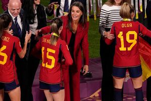 Reina Letizia celebra gol de Carmona en las gradas y el título de España en la cancha