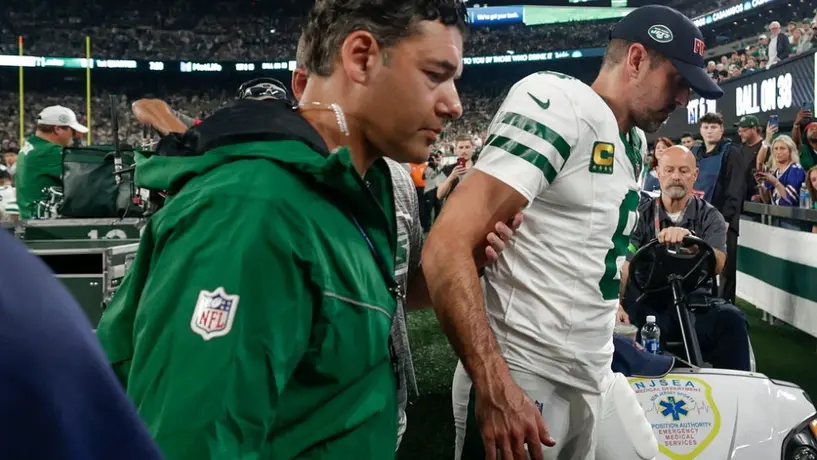 Aaron Rodgers, QB de New York Jets, tiene posible rotura del tendón de Aquiles