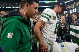 Aaron Rodgers, QB de New York Jets, tiene posible rotura del tendón de Aquiles