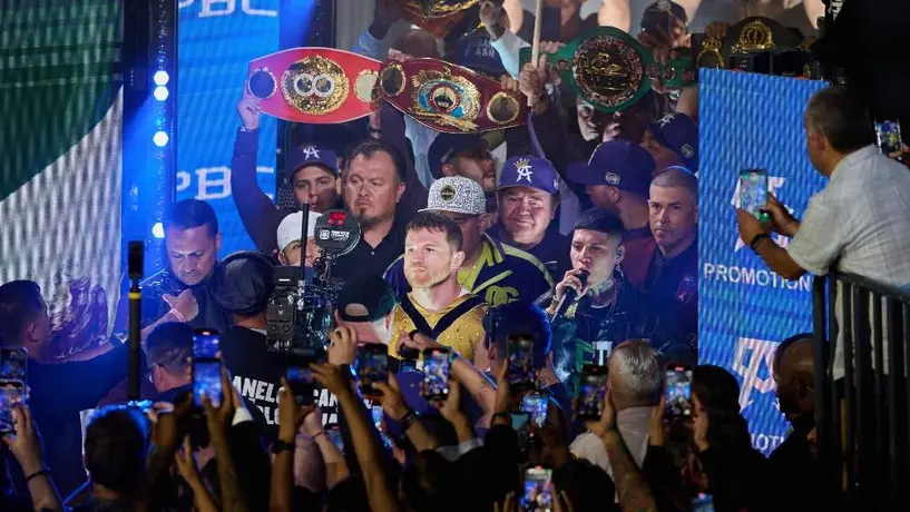 Canelo vs Charlo: ¿Cómo se llama la canción que interpretó Santa Fe Klan previo al combate?