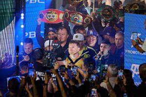 Canelo vs Charlo: ¿Cómo se llama la canción que interpretó Santa Fe Klan previo al combate?