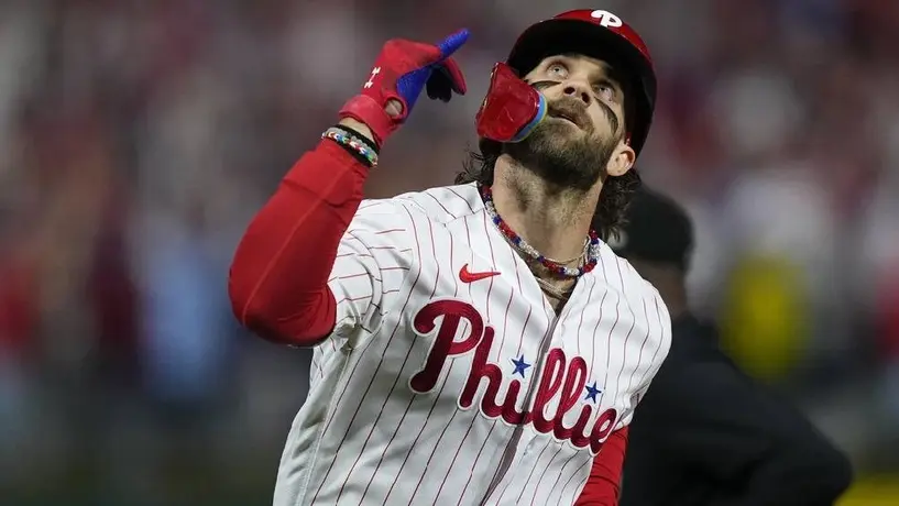 Bryce Harper bateó dos HR y los Phillies están a un juego de la Serie de Campeonato