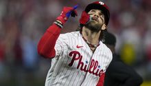 Bryce Harper bateó dos HR y los Phillies están a un juego de la Serie de Campeonato