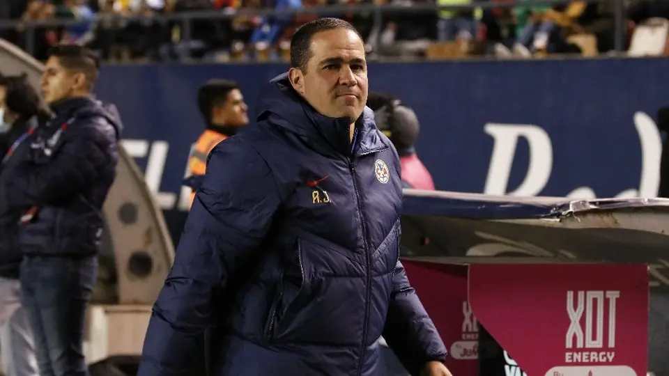 ¡No lo quieren! Aficionados del Atlético San Luis reciben a billetazos a André Jardine
