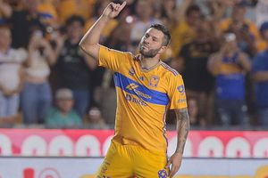 ¡Brilla en todo! Gignac sorprende encestando de espaldas y de media cancha