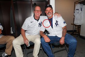 David Wells causa polémica por tapar patrocinador en jersey de los Yankees