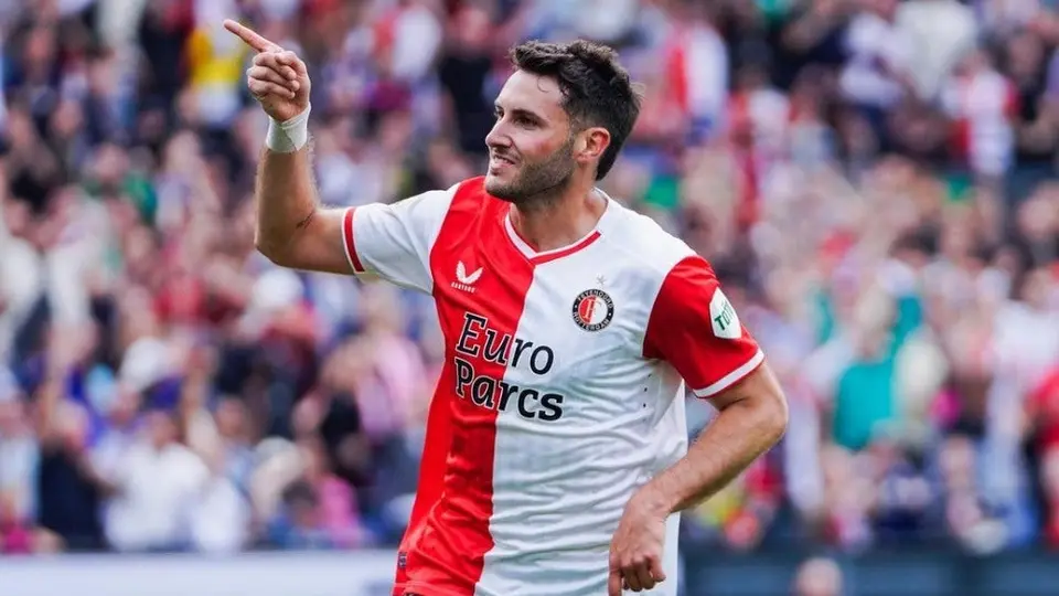 Santi Giménez, el primero en la historia del Feyenoord en hacer 'hat-trick' de visitante