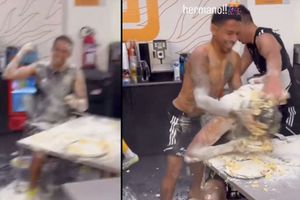 Compañeros de Tigres bañaron a Diego Reyes en la celebración de su cumpleaños