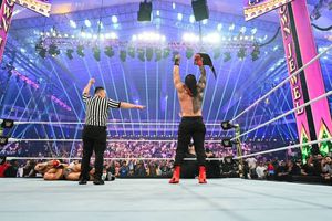 Roman Reigns retuvo el Campeonato Indiscutido de la WWE al vencer a L.A. Knight