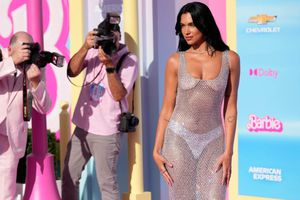 Dua Lipa brilla y enciende las redes en el estreno de Barbie con vestido transparente