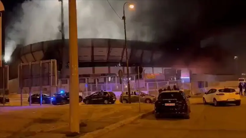 ¡Insólito! Fanáticos incendian estadio en Italia tras derrota de su equipo